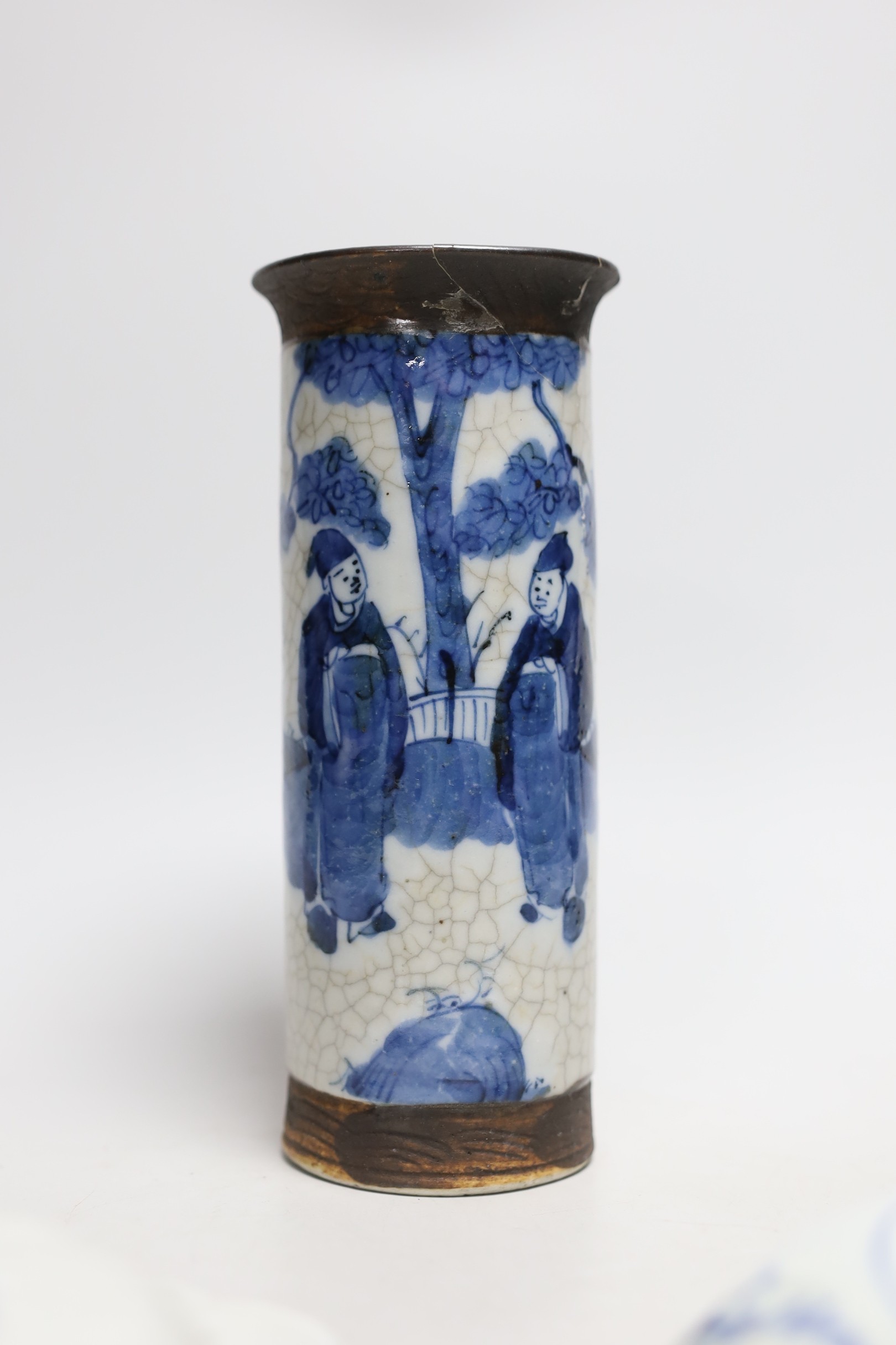 A Chinese crackle glaze vase, 20cm tall, together two Imari dishes